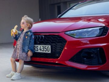 Une publicité Audi RS4 avec une petite fille mangeant une banane.