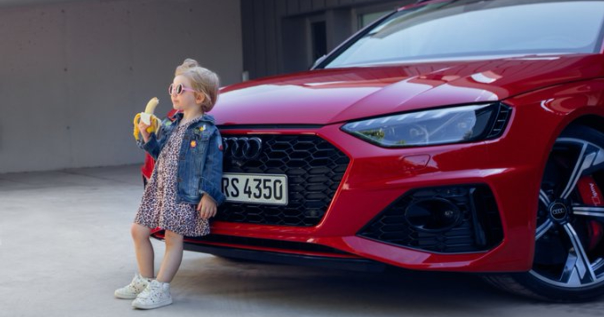 Une publicité Audi RS4 avec une petite fille mangeant une banane.