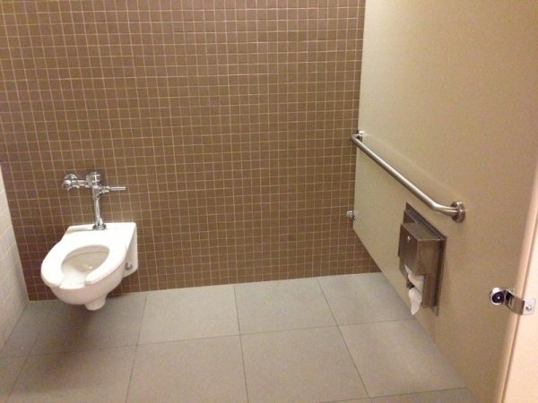 Des wc pour handicapé avec une rampe trop éloignée