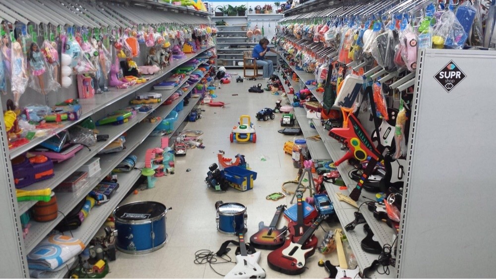 Un rayon de jouets de supermarché dérangé par des enfants