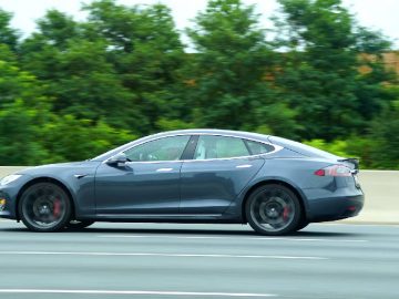 tesla-voiture-autoroute