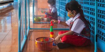 Les élèves de cette école de Bangkok placés dans des boites individuelles