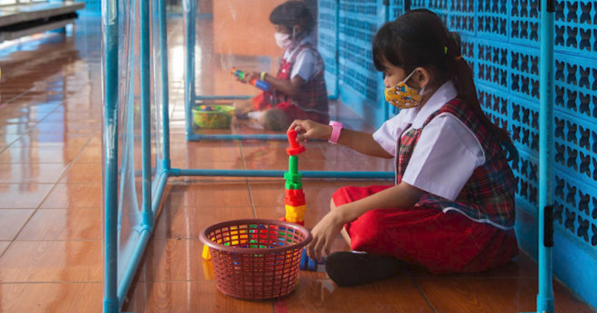 Les élèves de cette école de Bangkok placés dans des boites individuelles