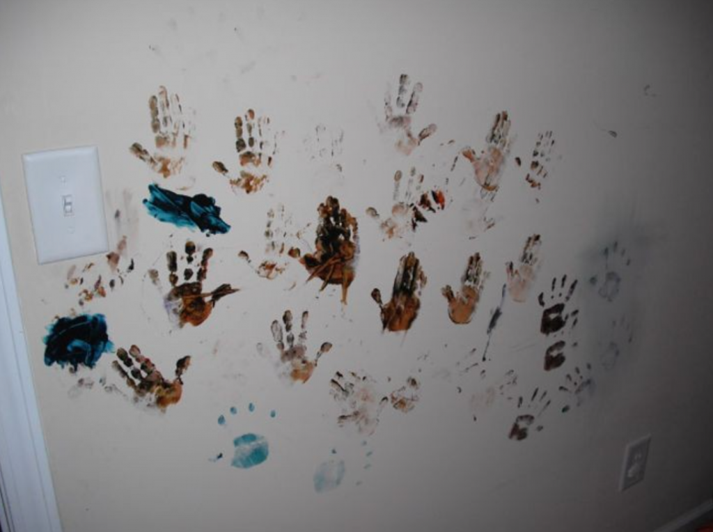 Traces de mains d'enfants sur un mur