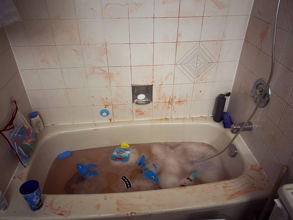 Une baignoire saccagée par des enfants avec de la peinture.