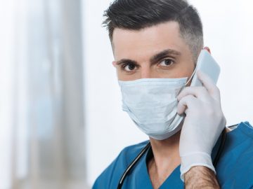 Un infirmier qui porte un masque contre le coronavirus.