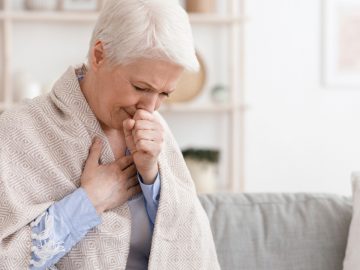 Une femme malade chez elle.