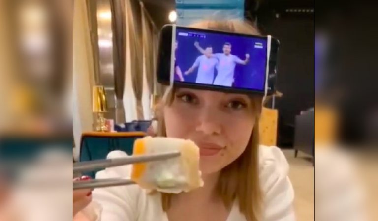 Comment regarder un match de foot tout en emmenant sa copine au restaurant ? (vidéo)