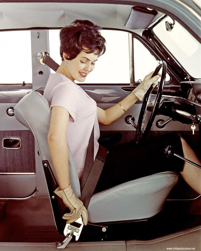 Une femme en Volvo dans les années 1950