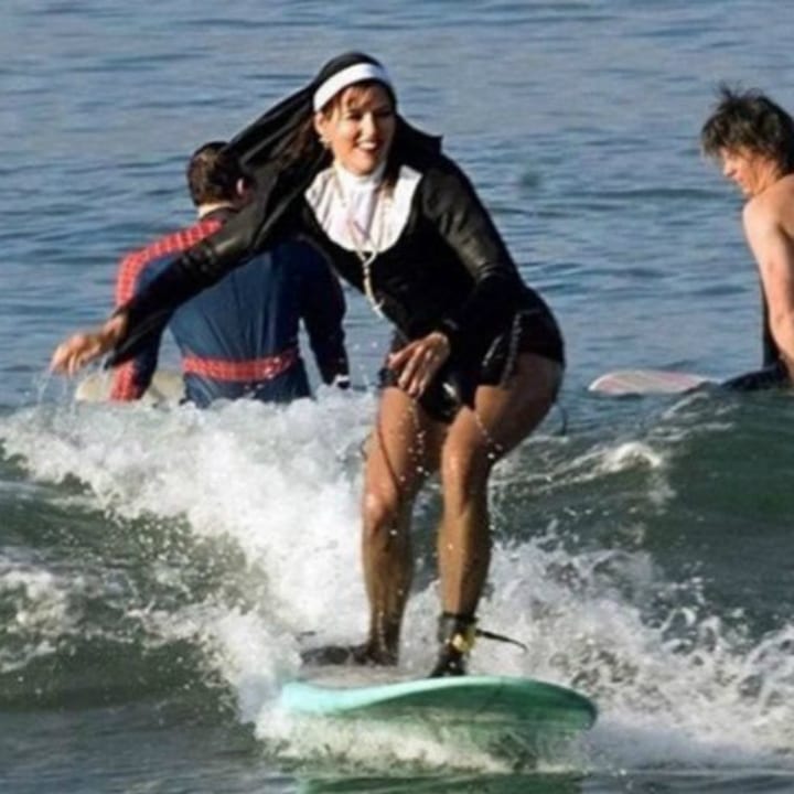 Une surfeuse en tenue de bonne soeur