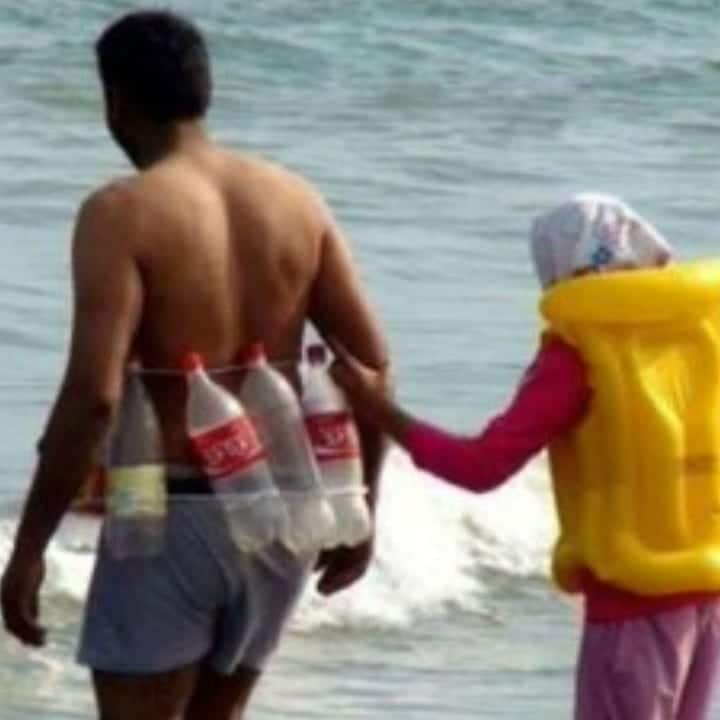 Des bouées avec des bouteilles de soda