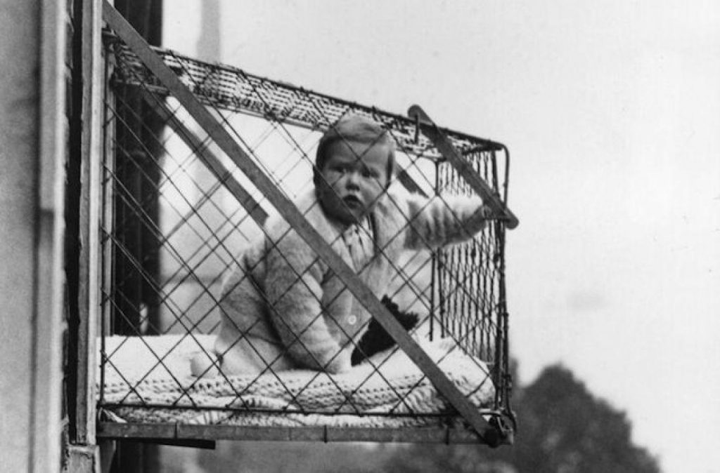 Une cage pour mettre les bébés aux fenêtres