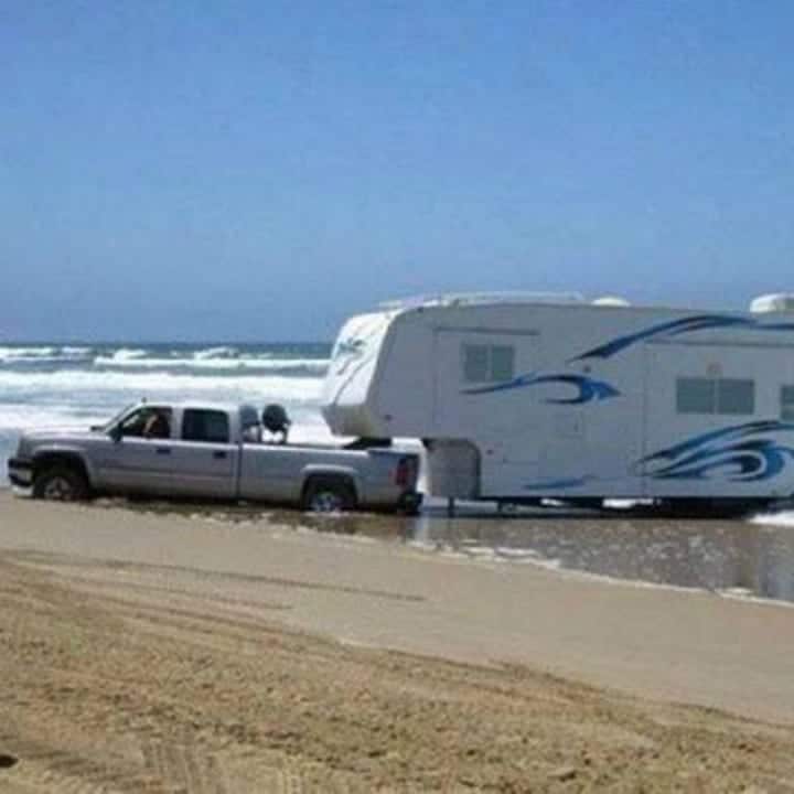 Une caravane prise dans la marée