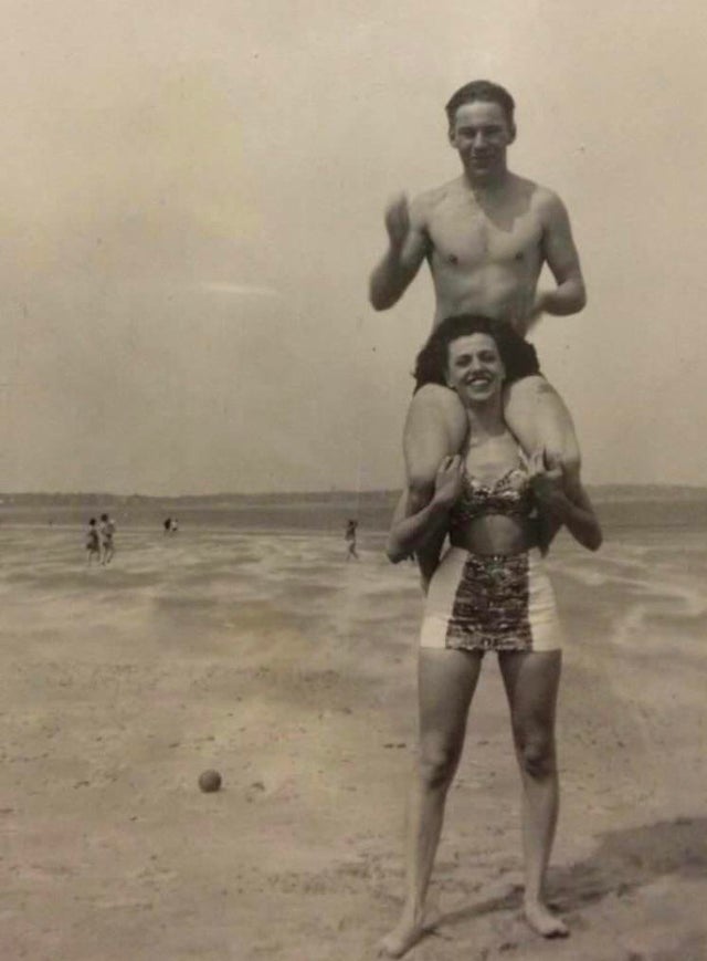 Un couple à la plage dans les années 1940