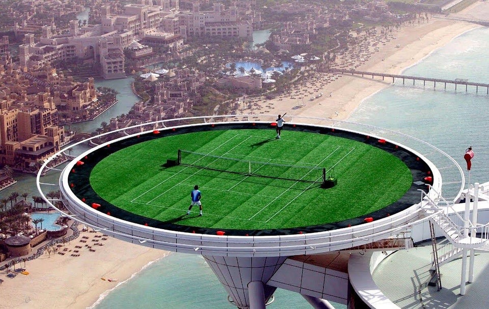 Un héliport à Dubaï sur lequel jouent au tennis Agassi et Federer