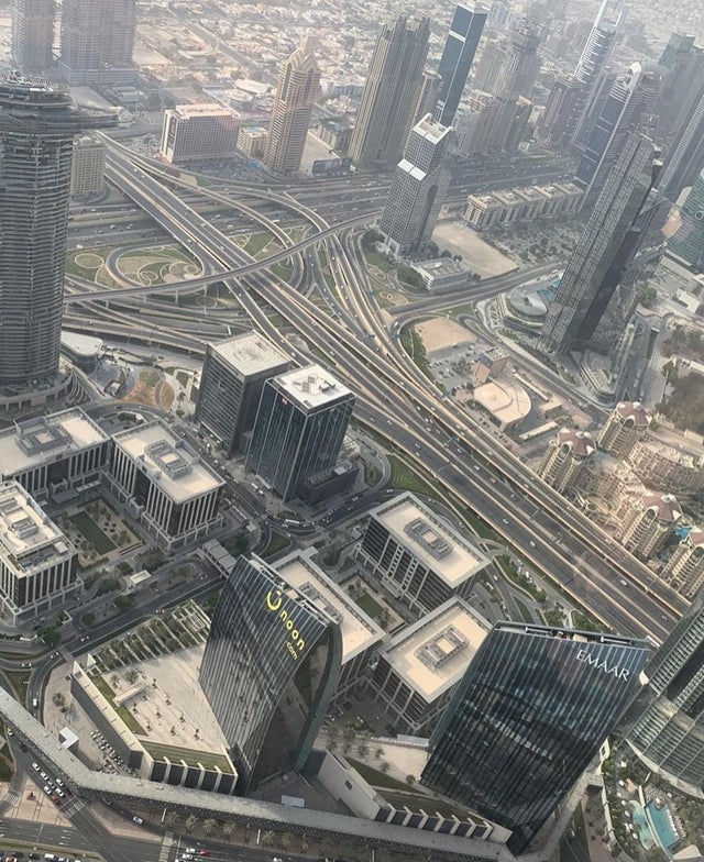 Les gratte-ciels et autoroutes de Dubaï