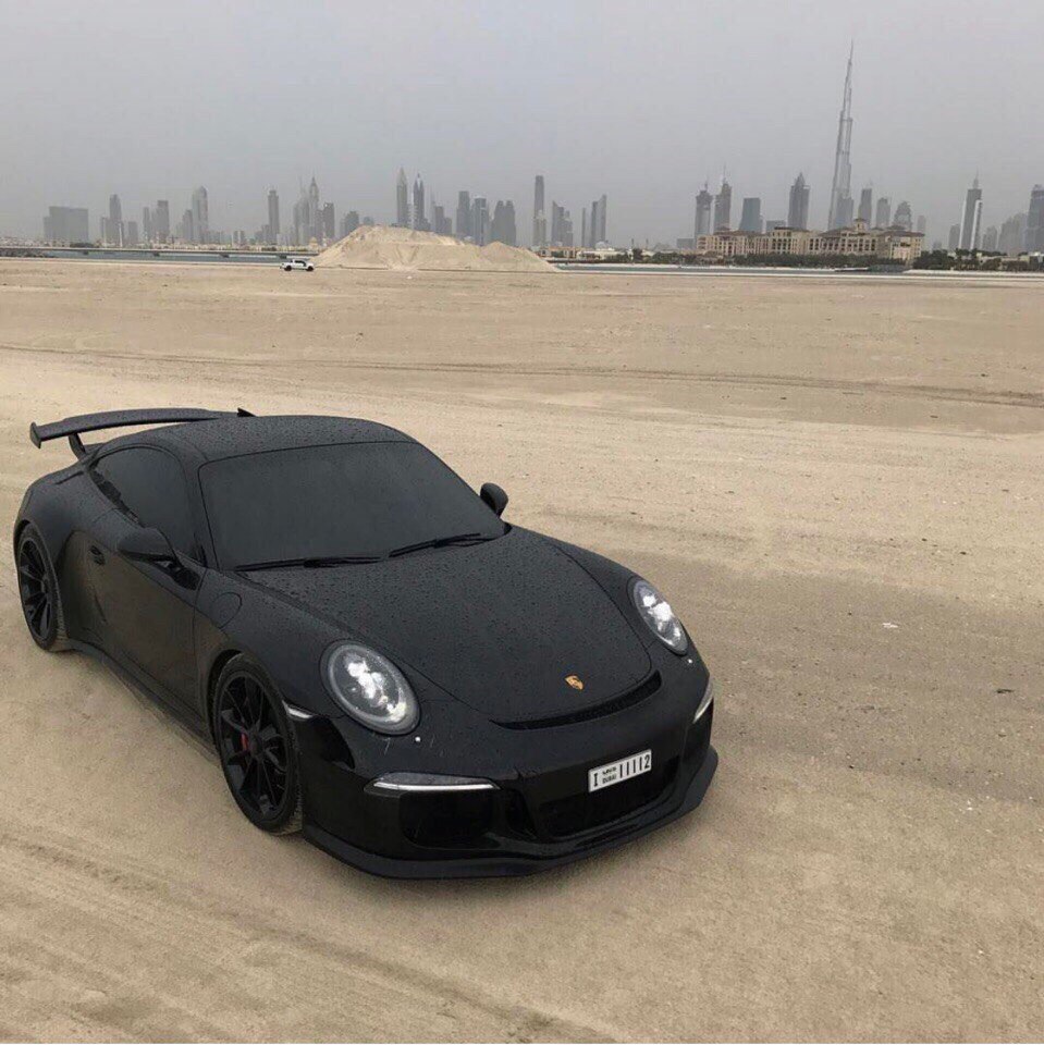 Une Porsche noire à Dubaï