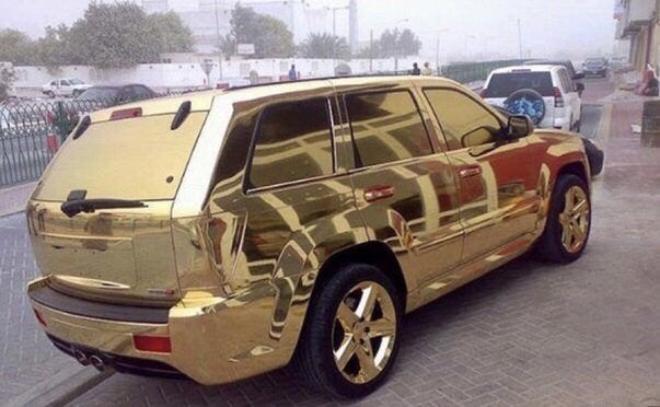 Une voiture de luxe en or à Dubaï
