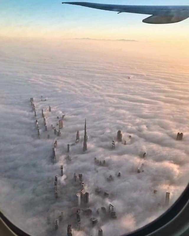 Les immenses tours de Dubaï qui dépassent les nuages