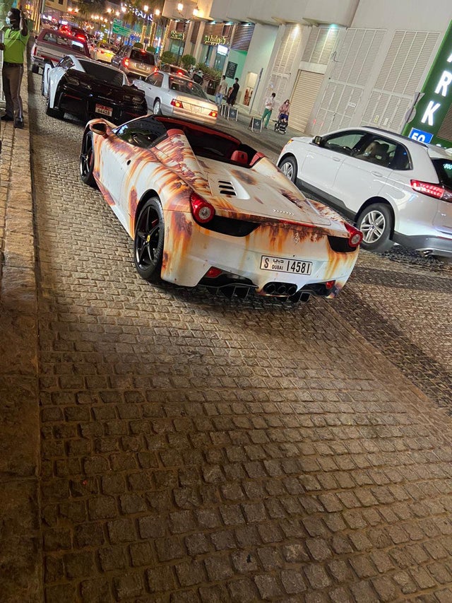 Une voiture de luxe rouillée à Dubaï