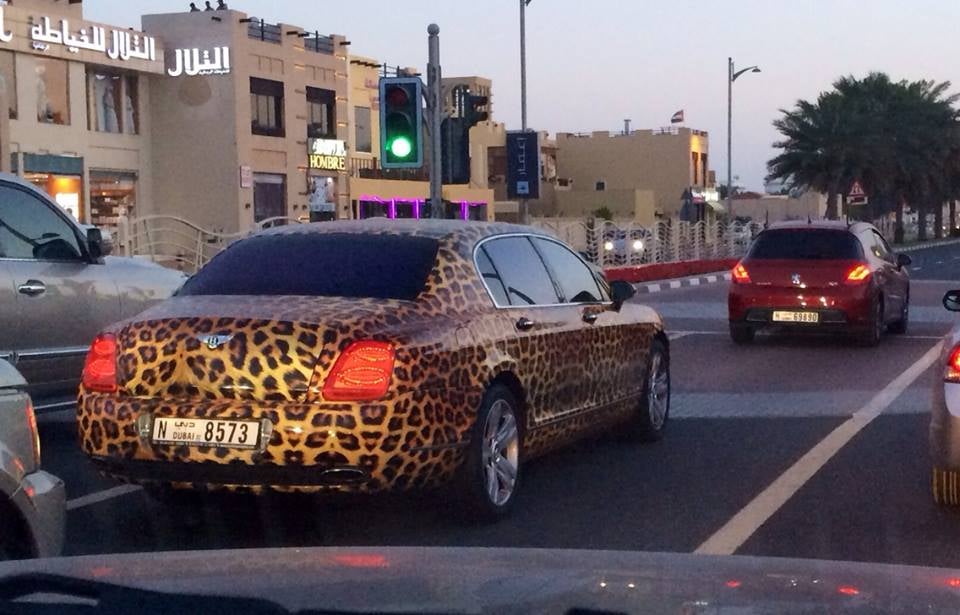 Une voiture de luxe imprimée panthère à Dubaï