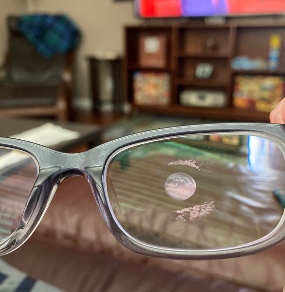 Une empreinte d'oeil sur un verre de lunettes de vue