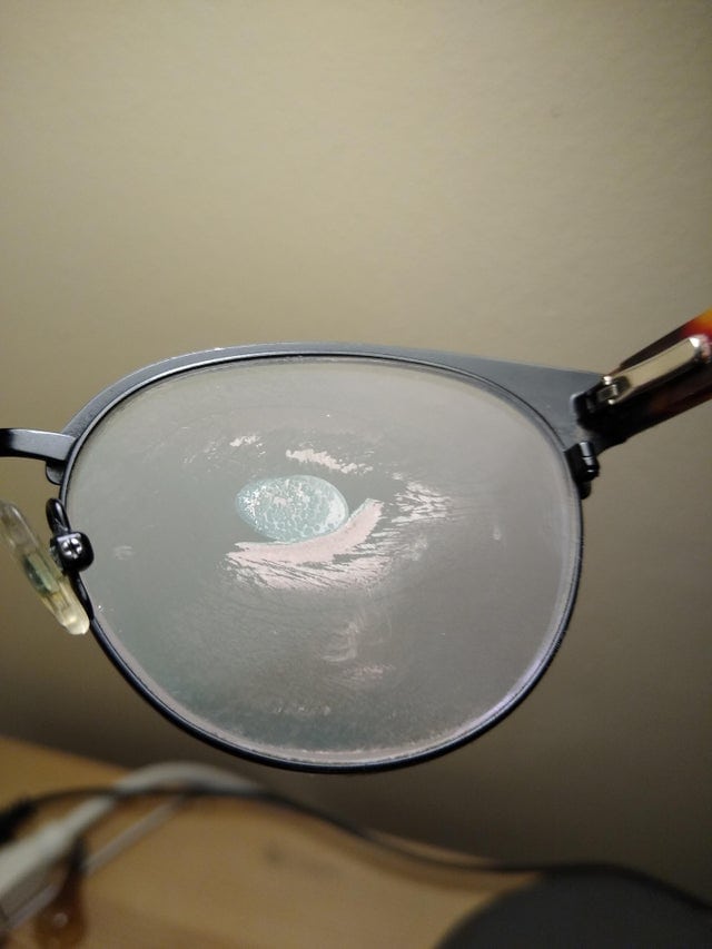 Empreinte oeil sur verre de lunettes