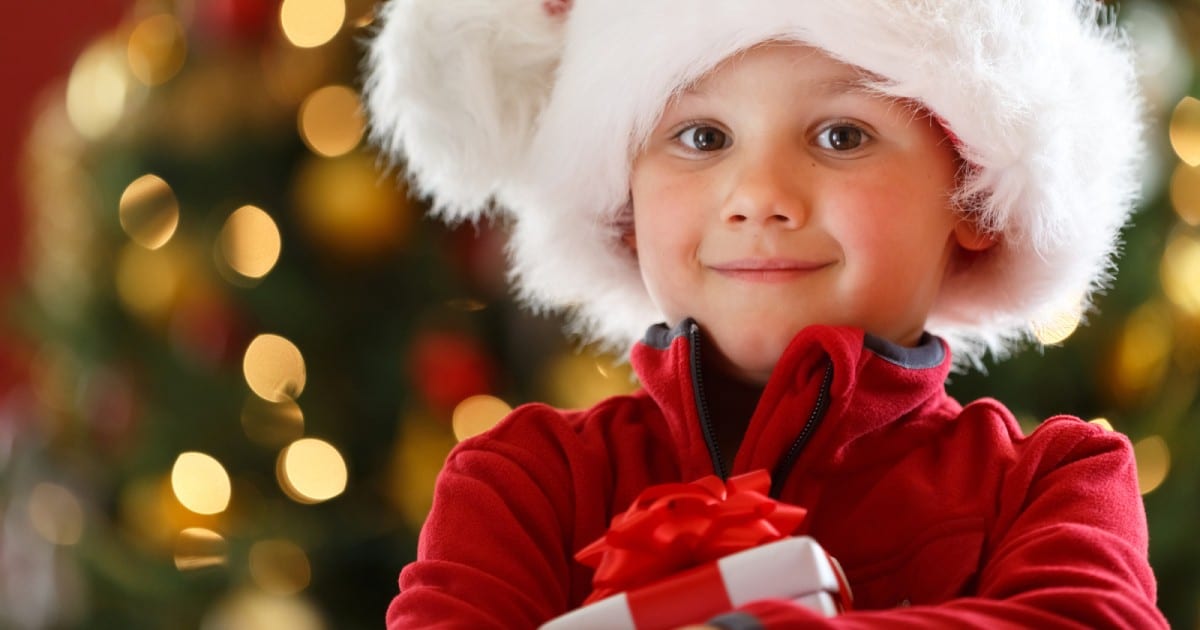 Un enfant content de son cadeau de Noël.