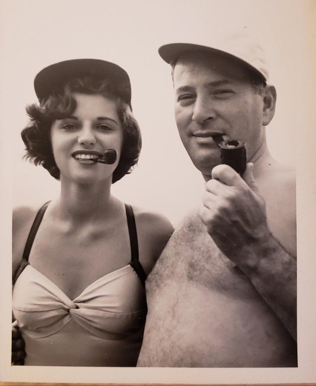 Une femme et un homme dans les années 1940