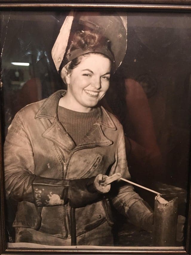 Une femme qui travaille dans la soudure pendant la seconde guerre mondiale
