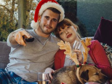 Un couple qui regarde les films de Noël