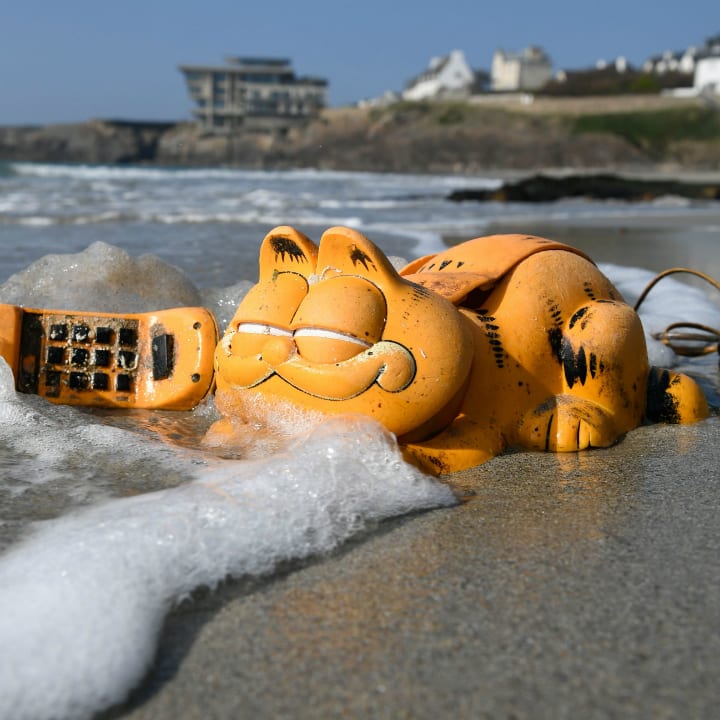 Un jouet Garfield à la plage
