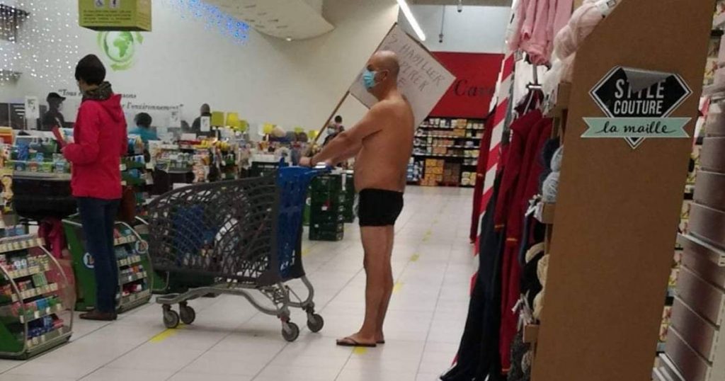 Un homme fait ses courses en slip chez Leclerc pour dénoncer la