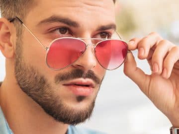 Homme avec des lunettes de soleil.