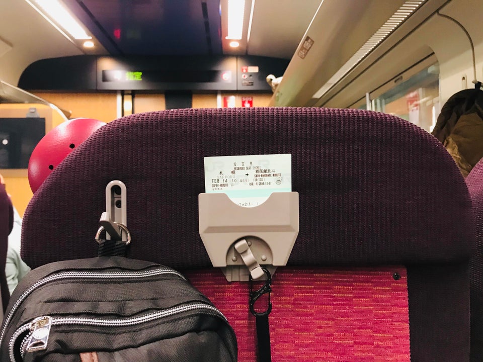 Un porte ticket dans un train au Japonx
