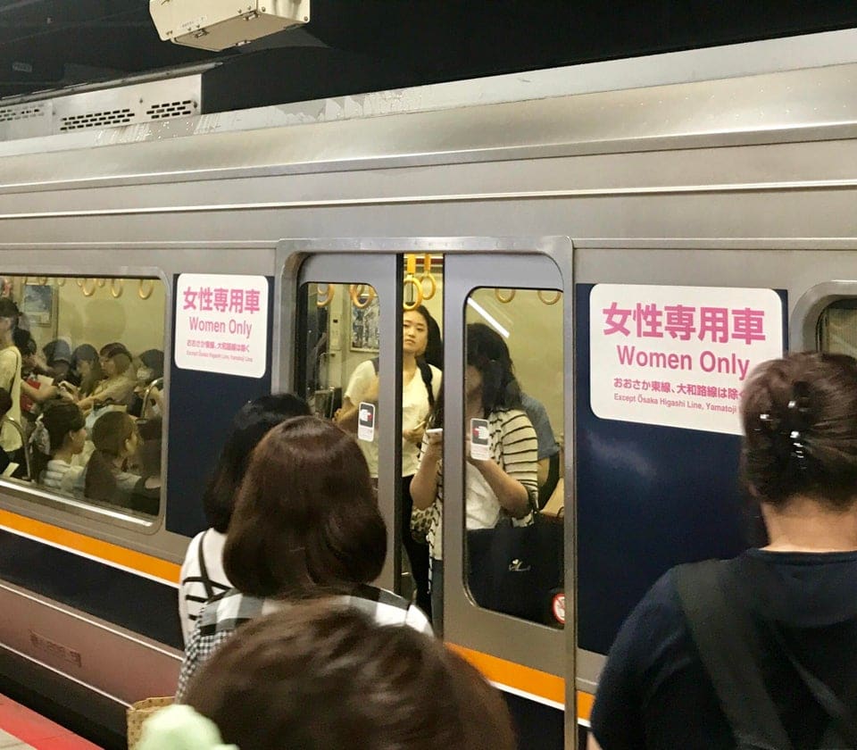 Un métro au Japon avec wagons pour femmes