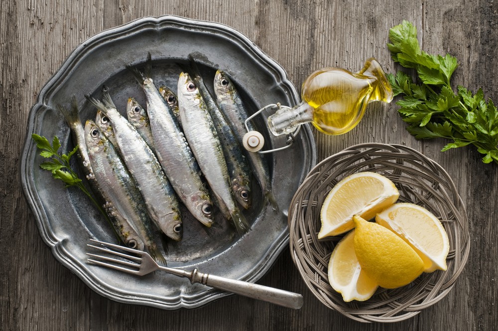 Des sardines fraîches servies dans une assiette