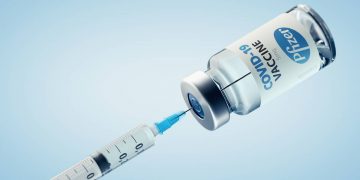 Une seringue et un vaccin contre le COVID-19