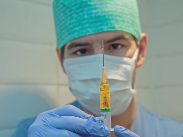 Infirmier avec un vaccin
