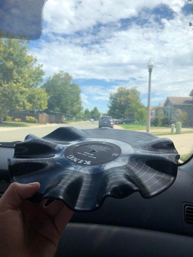 Un disque vinyle fondu dans une voiture