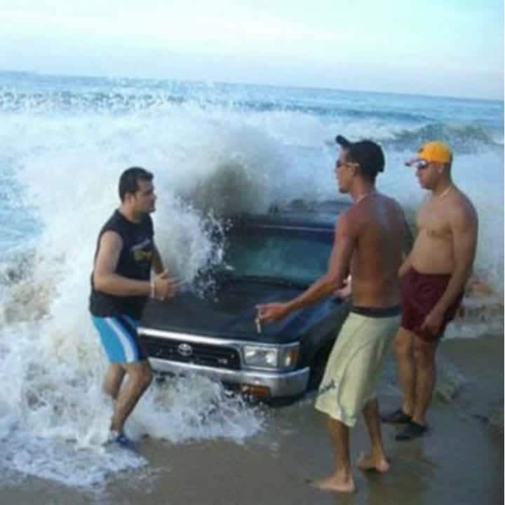 Une voiture prise par la marée