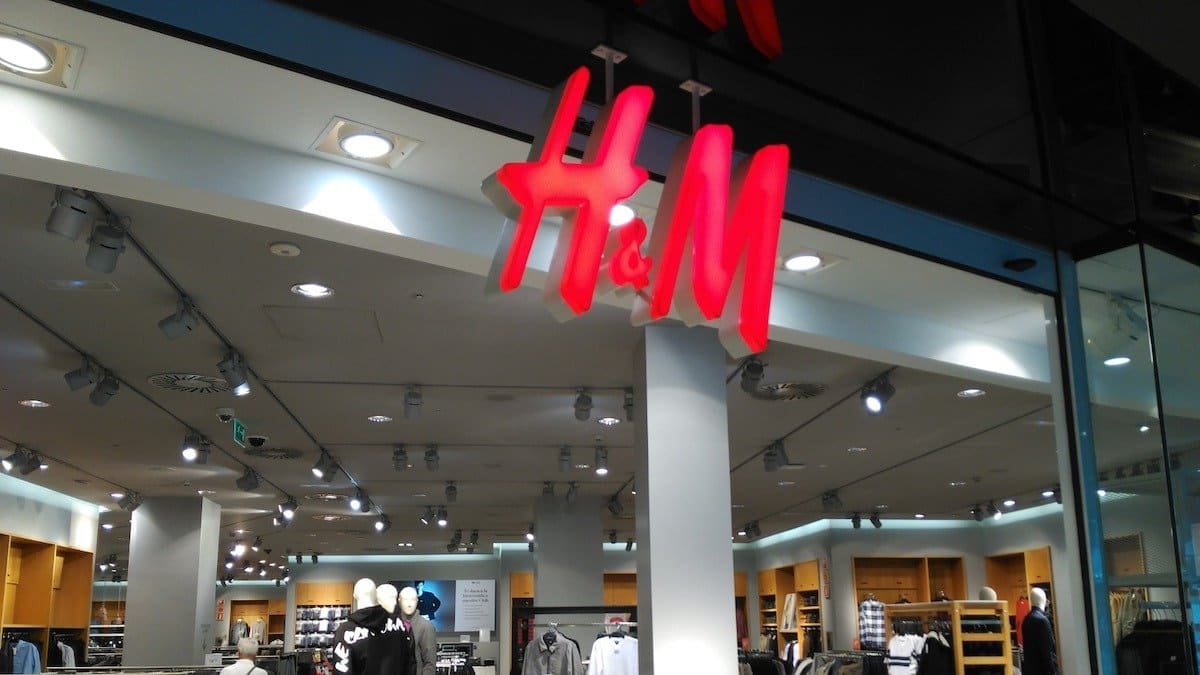 Un v??tement H&M ?� prix cadeau que tout le monde s'arrache d?�j?� depuis la r?�ouverture des boutiques