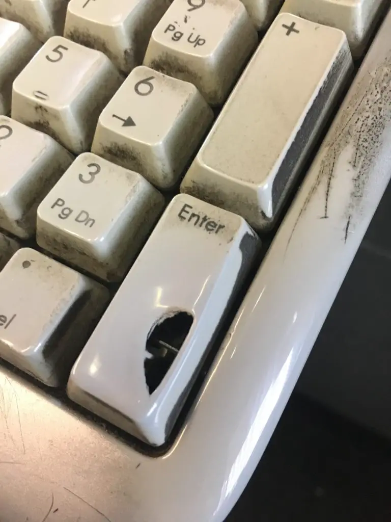 clavier ordinateur très usé
