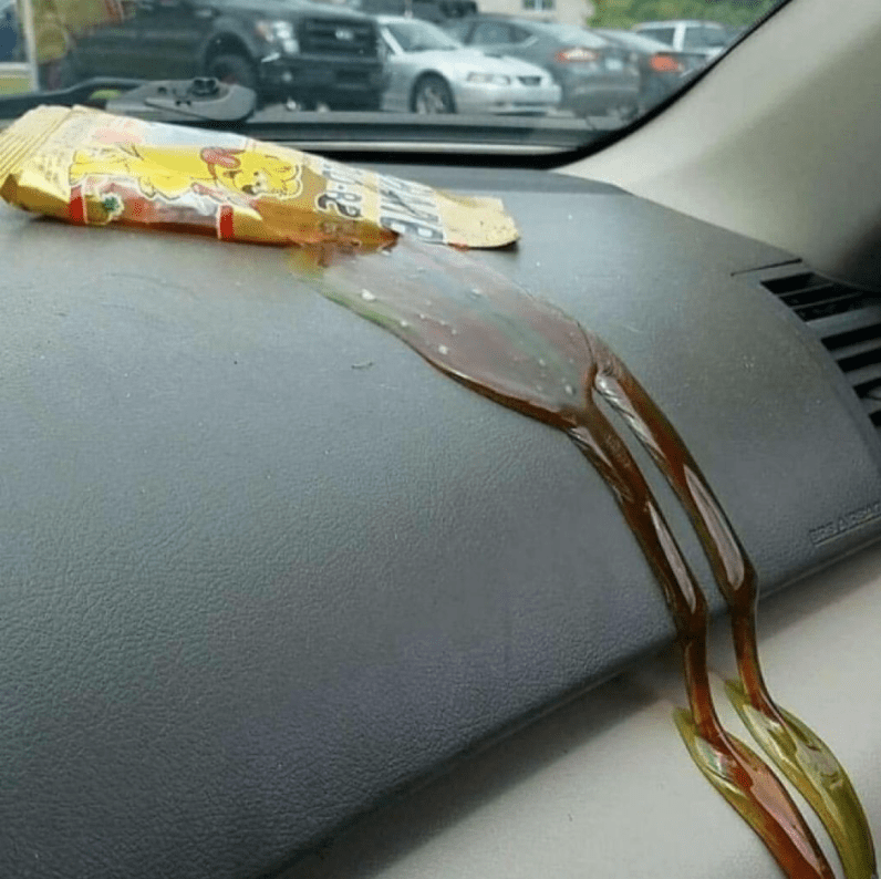 Un sachet de bonbons fondus dans une voiture