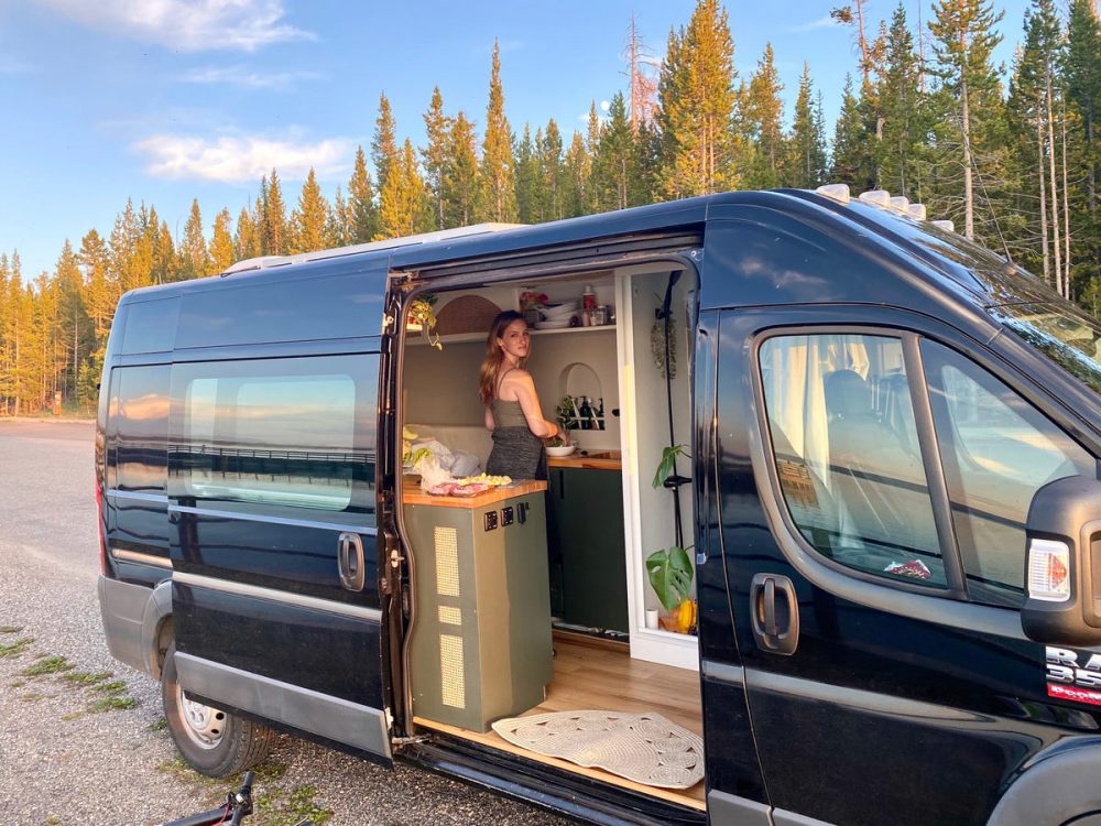 Un couple rénove un vieux van et le transforme en une minimaison très