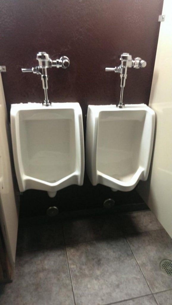 échec salle de bain décoration aménagement urinoirs