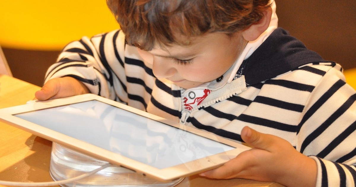 enfant ruine parents en jouant à Soni Force sur la tablette iPad