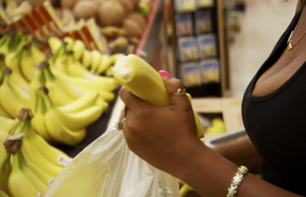 Stéphanie épluche ses bananes au supermarché
