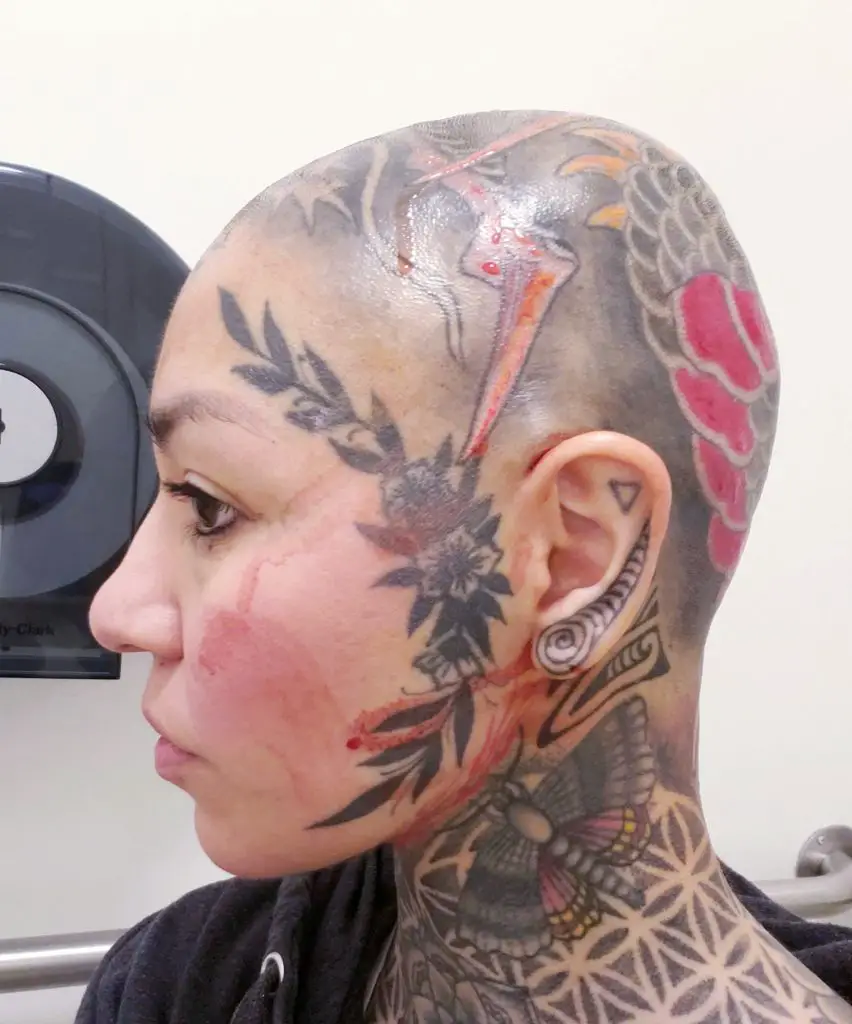 Le visage marqué par les tatouages de Julia Nuno