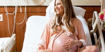 Lindsay Hay enceinte de quadruplés
